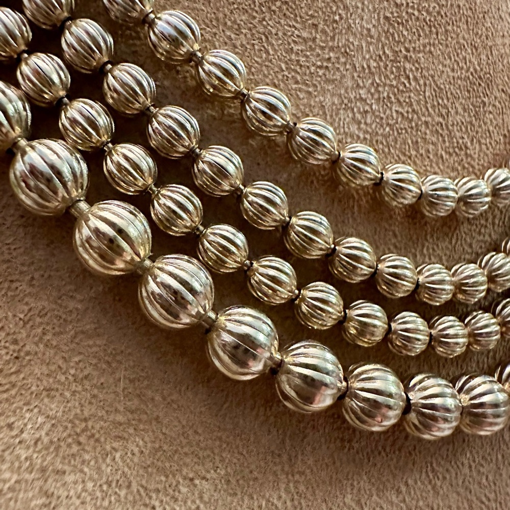 Vintage gold textured bead necklace - Picture 5 of 6